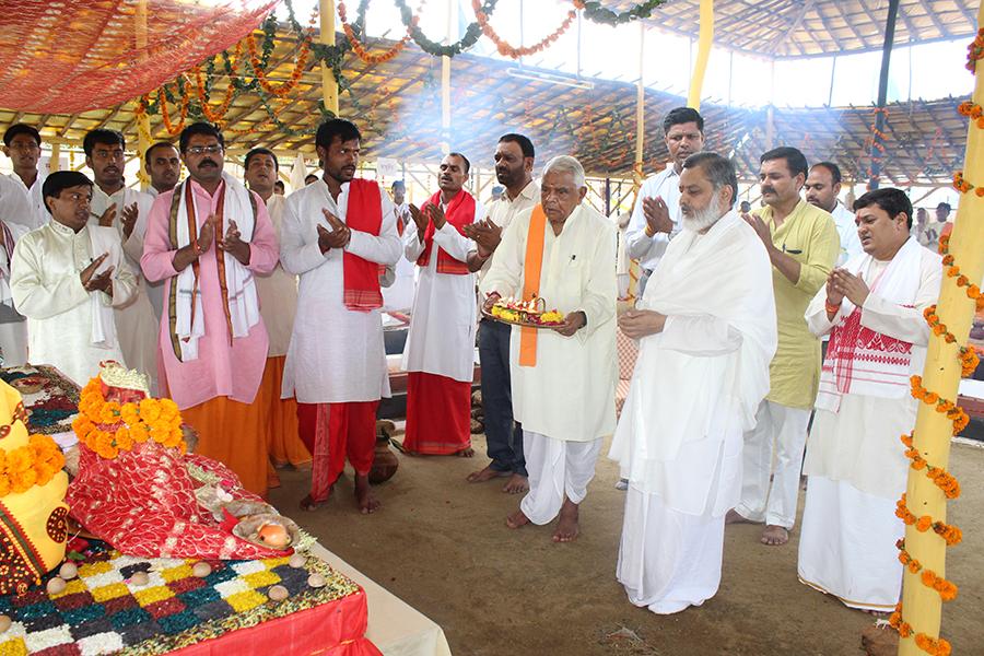Hon'ble Shri Babulal Gaur Ji, Ex-Home Minister of Madhya Pradesh Government has visited Shri Sahasrachandi Mahayagya Mandap, performed Aarti and offered flowers to Maa Durga.